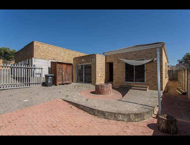 4 BEDROOM TOWNHOUSE FOR SALE IN NORMANDIE